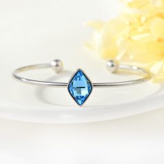   Nyitott, merev karkötő égszínkék rombusz Swarovski kristállyal  (0407.)