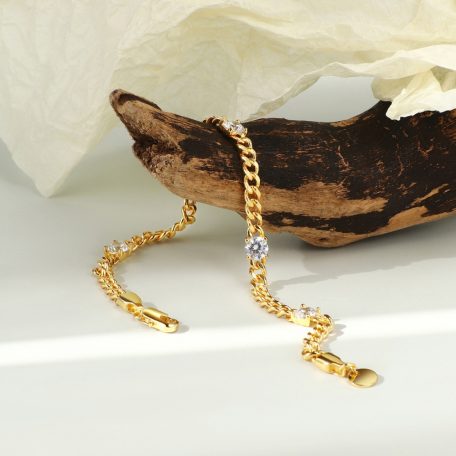 Arannyal bevont elegáns karkötő áttetsző CZ kristályokkal (0902.)