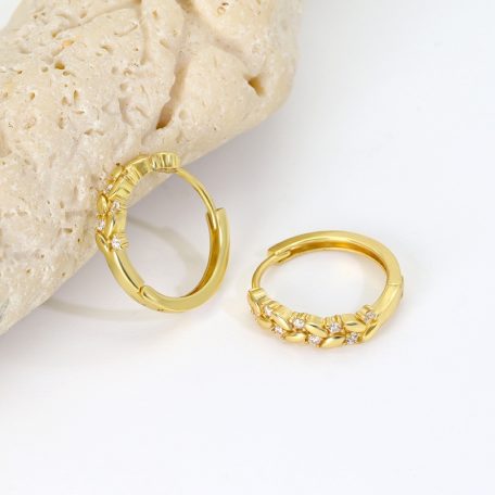 Arannyal bevont 1,7  cm-es kis karika fülbevaló áttetsző CZ kristályokkal (0696.)