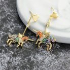 Arannyal bevont egyszarvú fülbevaló színes CZ kristályokkal (0609.)