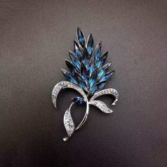   Platinával bevont exkluzív virágszál bross  sötétkék Swarovski kristályokkal (0357.)