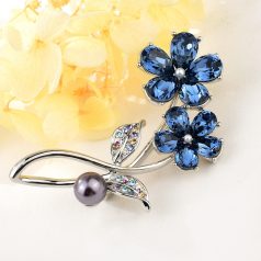   Platinával bevont exkluzív kék virágszál bross Swarovski kristályokkal (0281.)