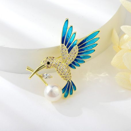 Arannyal bevont csodaszép kolibri bross áttetsző cirkónia kristályokkal, kagylógyönggyel (0521.)
