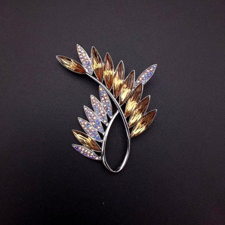Platinával bevont exkluzív levél bross színjátszó és pezsgő színű Swarovski kristályokkal (0008.)