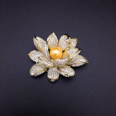   Arannyal bevont csodaszép virág bross Swarovski kristályokkal (0016.)