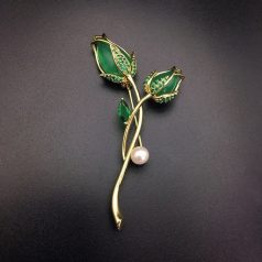   Arannyal bevont rózsabimbó bross zöld Swarovski kristállyal (0327.)