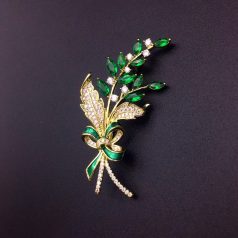   Arannyal bevont virágcsokor bross zöld cirkónia kristályokkal (0510.)