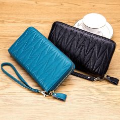   Nagy méretű ciánkék színű bőr pénztárca varrott mintával (1038.)