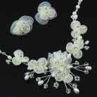 Elefántcsontszínű esküvői ékszerszett gyöngyökkel, kristályokkal (0082.)