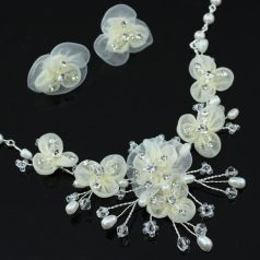   Elefántcsontszínű esküvői ékszerszett gyöngyökkel, kristályokkal (0082.)