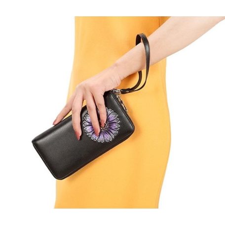 Fekete bőr pénztárca lila virág díszítéssel (0493.)