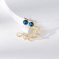   Arannyal bevont bagoly bross kék Swarovski kristállyal (0032.)