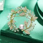 Arannyal bevont leveles bross CZ kristályokkal és szimulált gyönggyel (0506.)