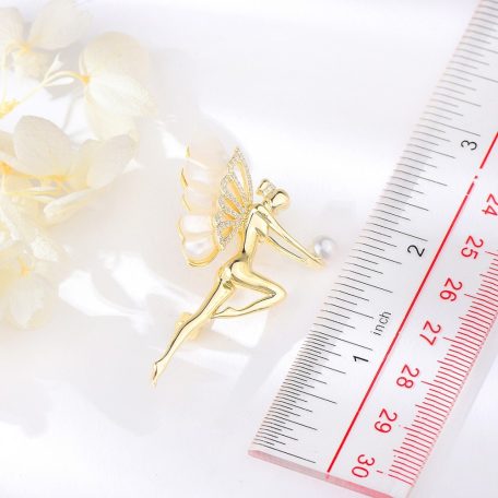 Arannyal bevont tündér bross áttetsző CZ kristályokkal, kagylóhéj díszítéssel (0989.)