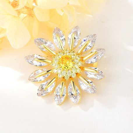 Exkluzív virág bross arany bevonattal, áttetsző cirkónia kristályokkal (0105.)