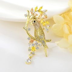 Arannyal bevont papagáj bross CZ kristályokkal (0960.)