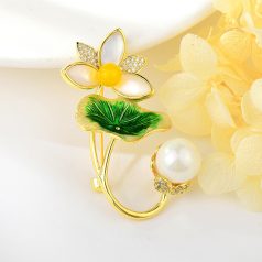   Arannyal bevont tavirózsa bross áttetsző CZ kristályokkal (0952.)