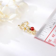   Kis méretű katicabogaras "love" feliratos bross CZ kristályokkal (0411.)