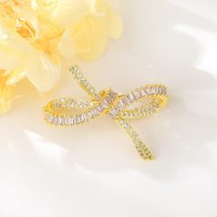   Elegáns masni bross arany bevonattal, áttetsző cirkónia kristályokkal (0576.)