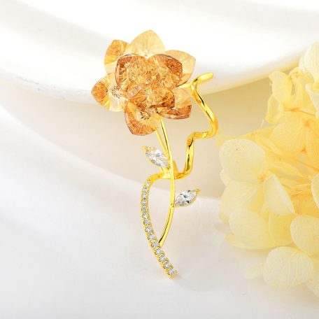 Arannyal bevont exkluzív virágszál bross pezsgőszínű Swarovski kristályokkal (0687.)