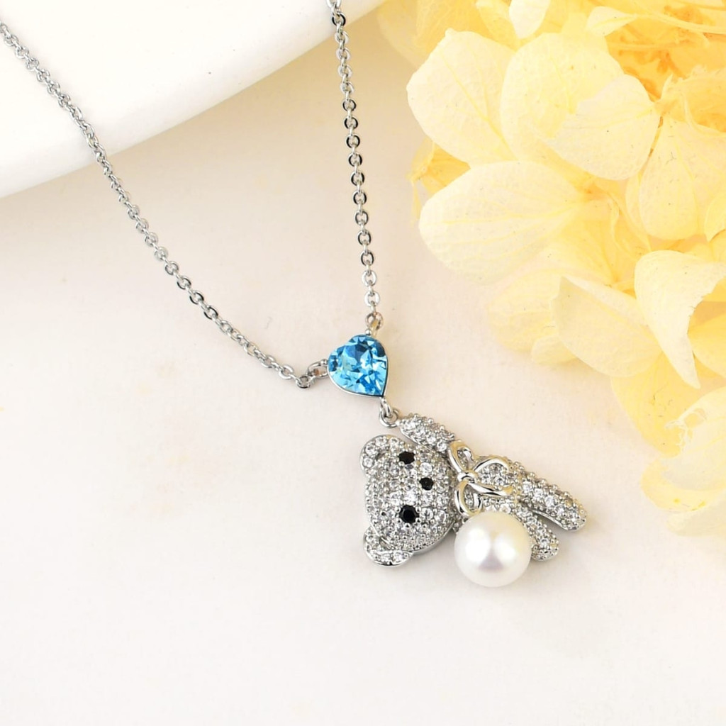 Image of Platinával bevont maci nyaklánc égszínkék Swarovski kristályszívvel, gyönggyel (0052.)