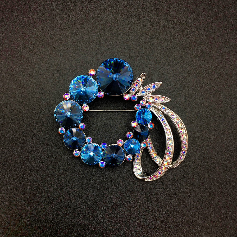 Image of Platinával bevont exkluzív masnis kör bross kék Swarovski kristályokkal (0191.)