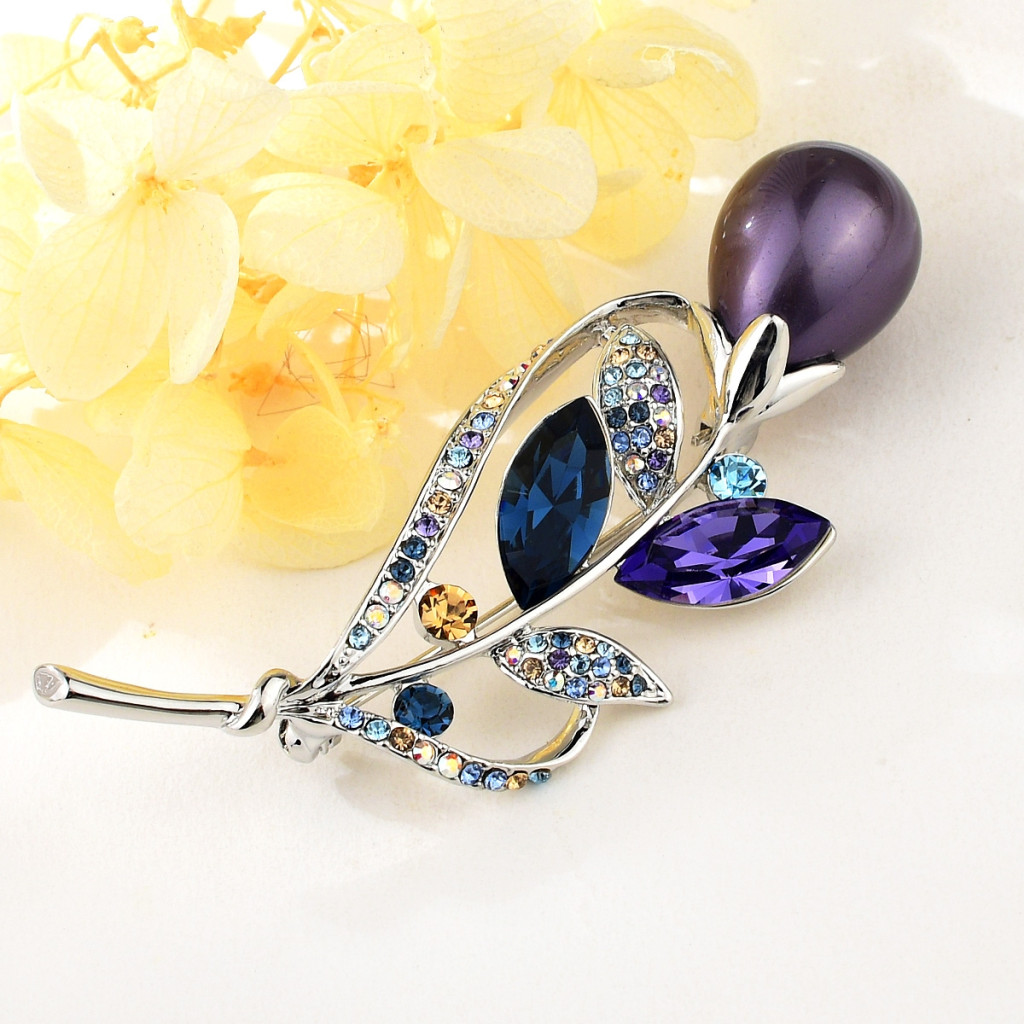 Image of Platinával bevont virágszál bross színjátszó, sötétkék és lila Swarovski kristályokkal (0566.)