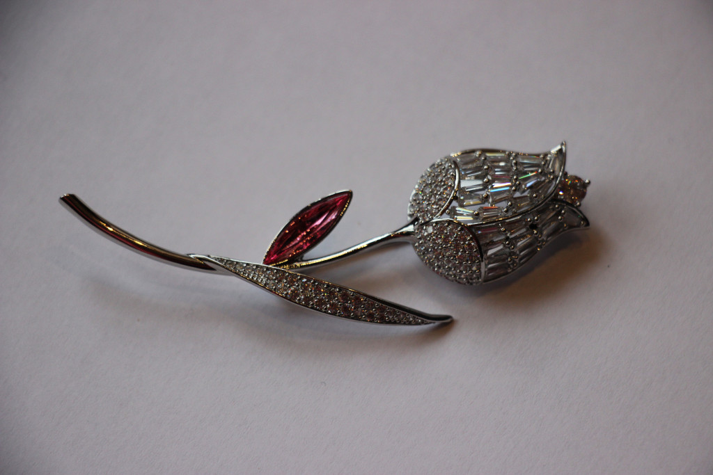 Image of Platinával bevont exkluzív tulipán bross cirkónia kristályokkal (0093.)