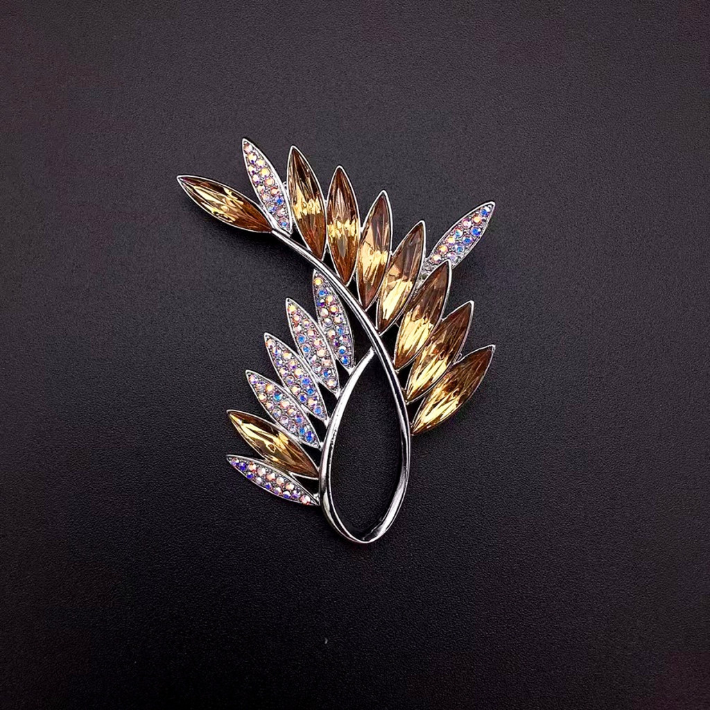 Image of Platinával bevont exkluzív levél bross színjátszó és pezsgő színű Swarovski kristályokkal (0008.)