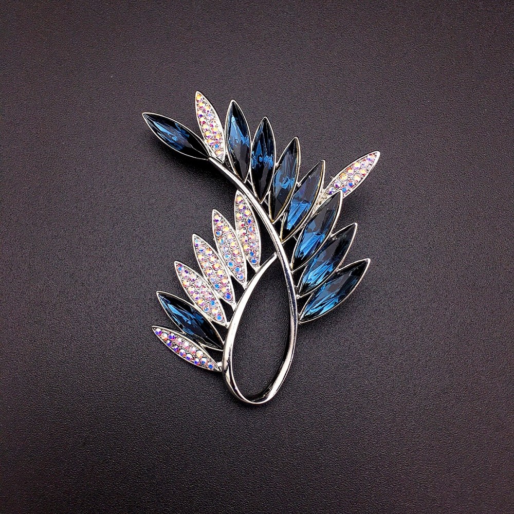 Image of Platinával bevont exkluzív levél bross színjátszó és sötétkék Swarovski kristályokkal (0771.)