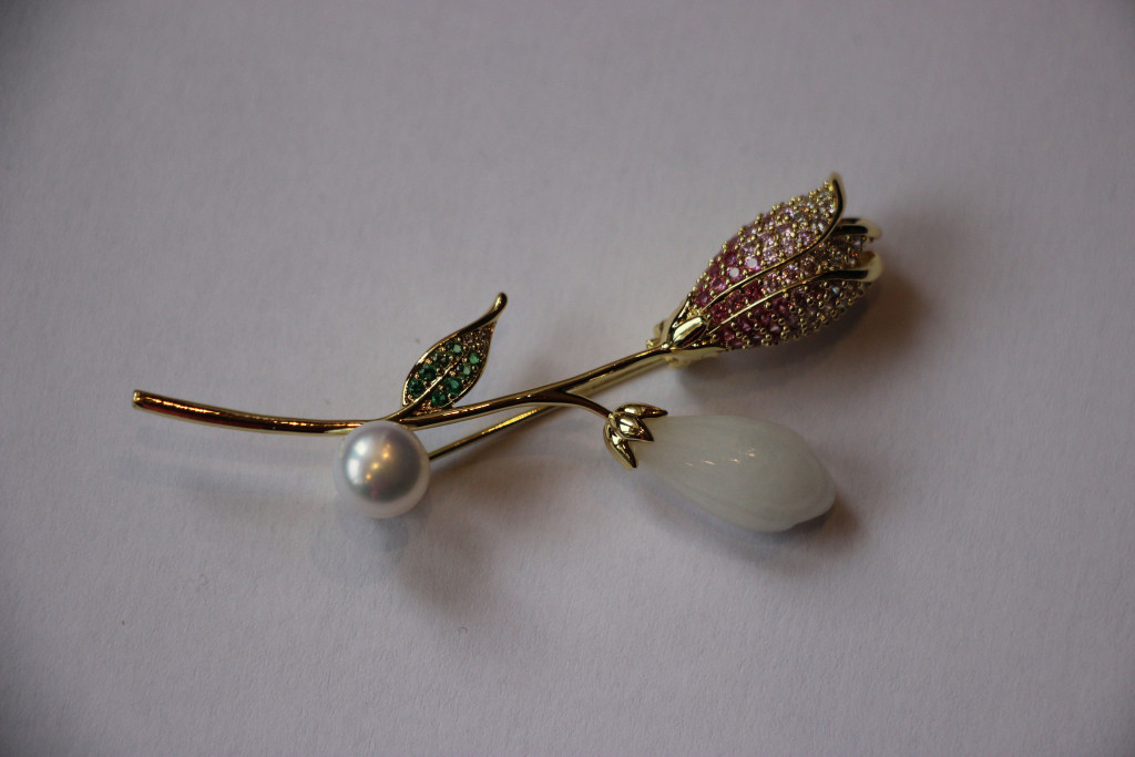 Image of Tulipán bross színes cirkónia kristályokkal, arany bevonattal (0095.)