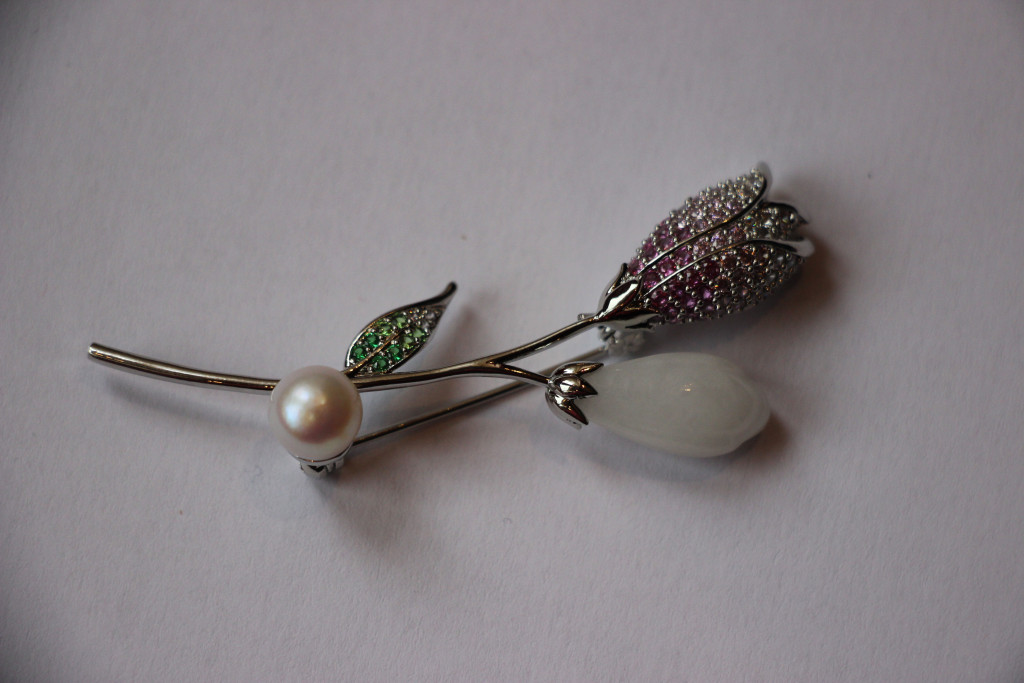 Image of Tulipán bross színes cirkónia kristályokkal, platina bevonattal (0094.)