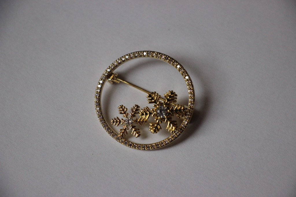 Image of Arannyal bevont kör+hópihe bross áttetsző cirkónia kristályokkal (0516.)