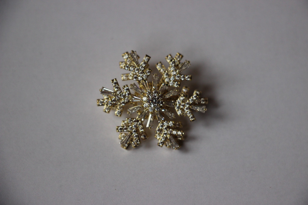 Image of Arannyal bevont nagy hópihe bross áttetsző cirkónia kristályokkal (0466.)