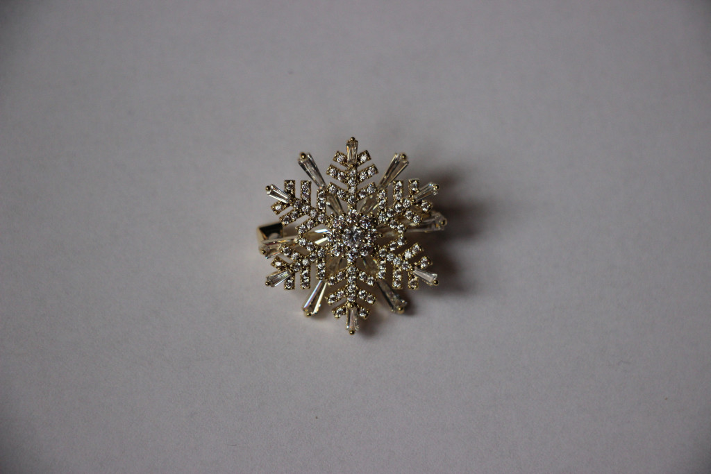 Image of Arannyal bevont kis hópihe bross áttetsző cirkónia kristályokkal (0512.)