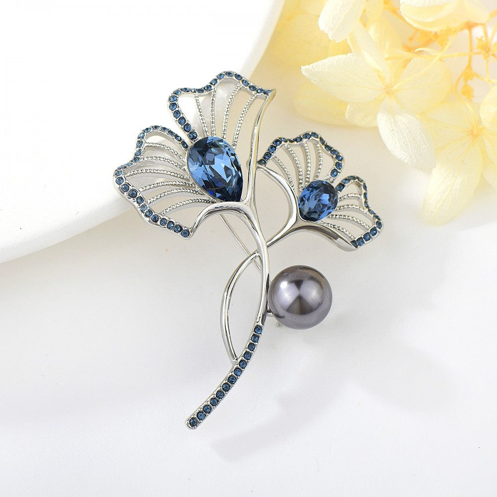 Image of Platinával bevont ginkgo levél bross sötétkék Swarovski kristályokkal és kagylóhéj gyönggyel (0795.)