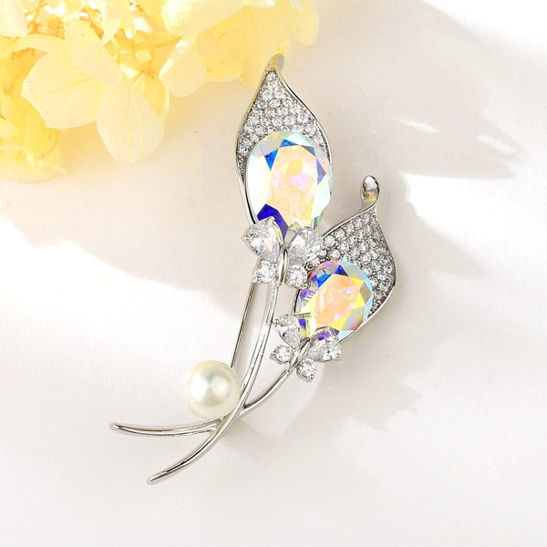 Image of Exkluzív kála virág bross színjátszó Swarovski kristályokkal (0342.)