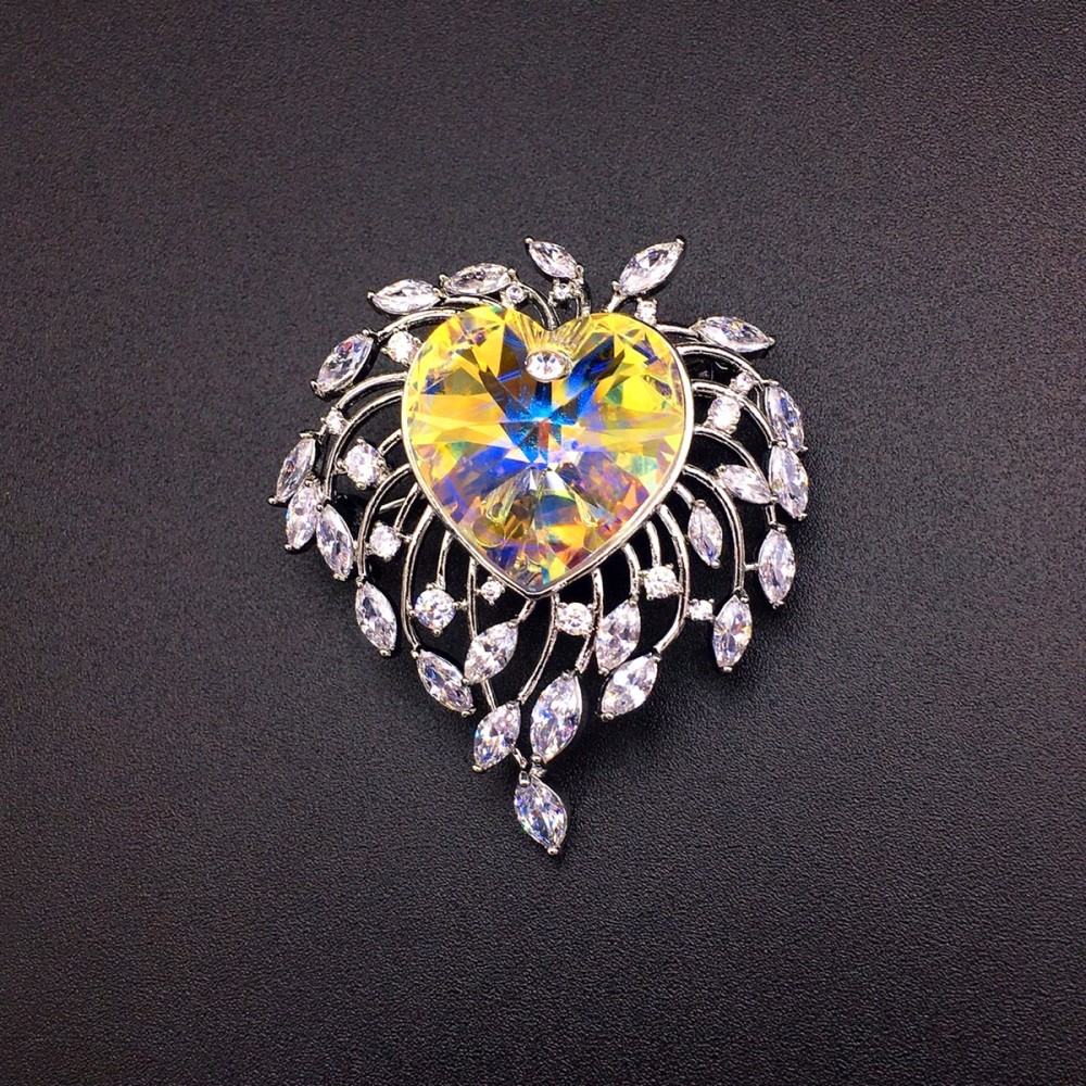 Image of Platinával bevont exkluzív szív bross színjátszó Swarovski kristállyal (0157.)