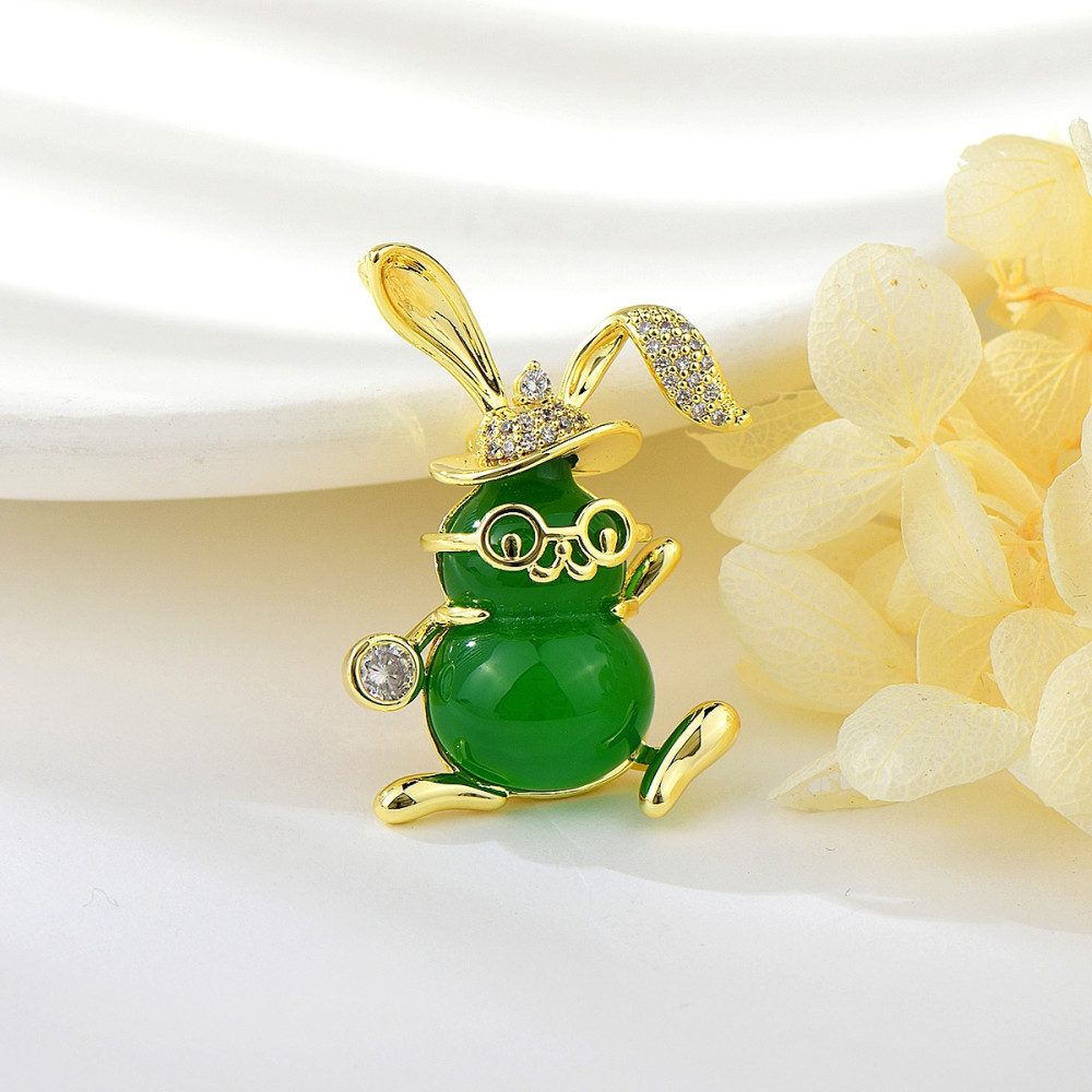 Image of Arannyal bevont zöld nyuszi bross cirkónia kristályokkal (0878.)