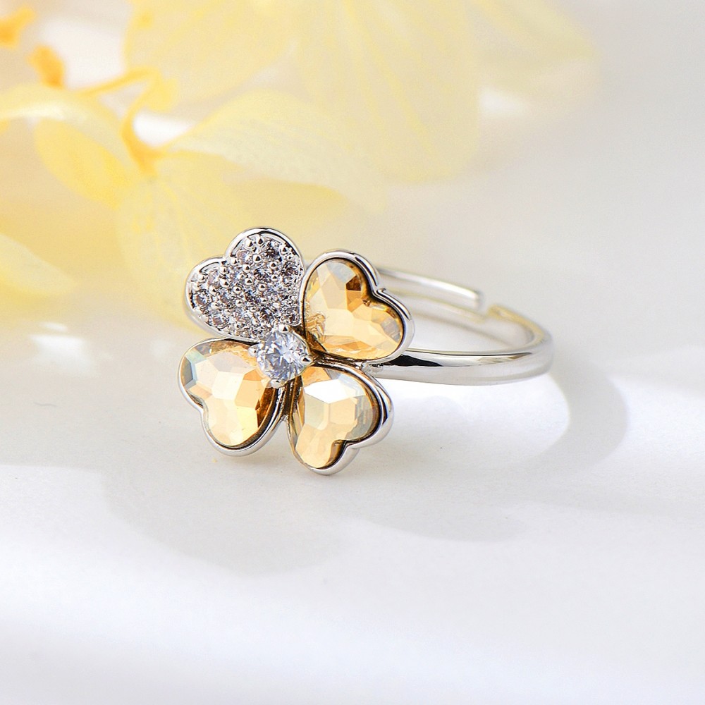 Image of Platinával bevont állítható lóhere gyűrű pezsgőszínű Swarovski kristállyal (0807.)