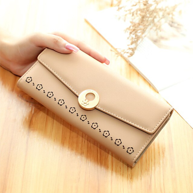 Image of Halvány barna színű nagy méretű női pénztárca virágos mintával (1016.)