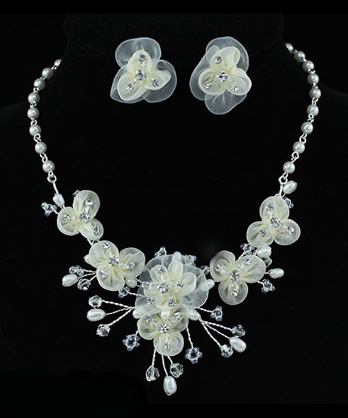 Image of Elefántcsontszínű esküvői ékszerszett gyöngyökkel, kristályokkal (0082.)