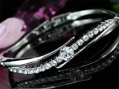 Image of Fehérarannyal bevont 4 karátos karperec ausztriai kristályokkal (0124.)