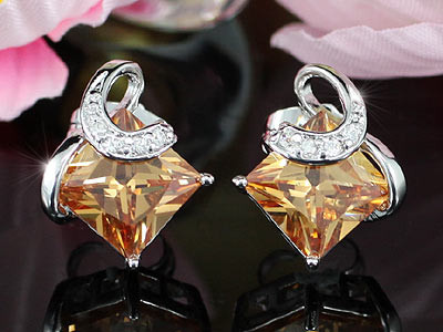 Image of Fehérarannyal bevont fülbevaló borostyán színű szimulált zafír kristályokkal (0296.)