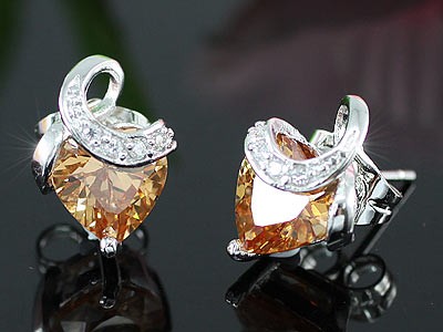 Image of Fehérarannyal bevont fülbevaló szív alakú borostyán színű CZ kristállyal (0813 .)