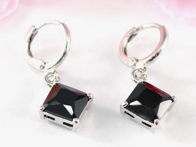 Image of Fehérarannyal bevont függő fülbevaló fekete ónix kristállyal (0071.)