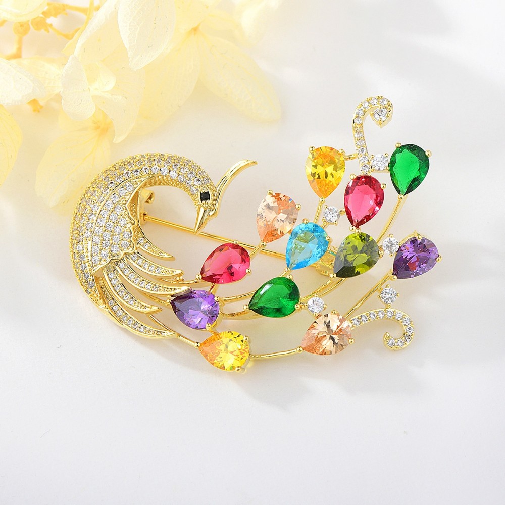 Image of Arannyal bevont páva bross színes CZ kristályokkal (0139.)