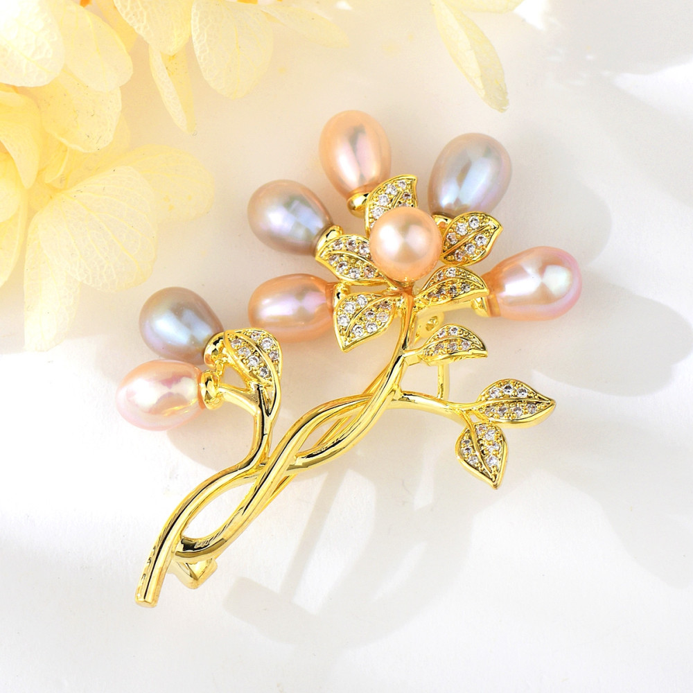Image of Arannyal bevont gyöngyös virág bross cirkónia kristályokkal (0177.)