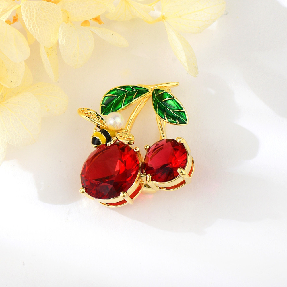 Image of Arannyal bevont cseresznye bross piros CZ kristályokkal (0155.)