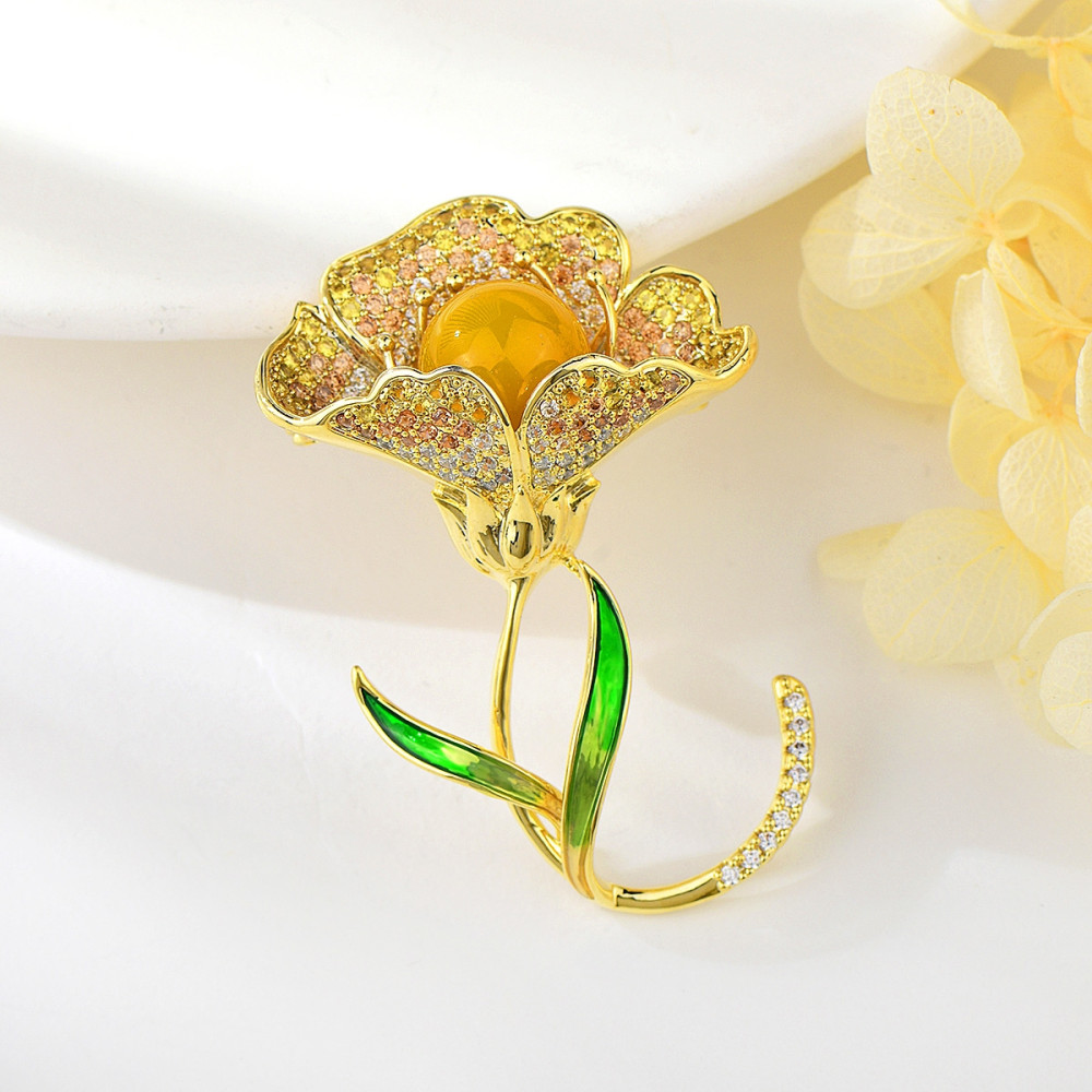 Image of Arannyal bevont virágszál bross apró CZ kristályokkal (0977.)